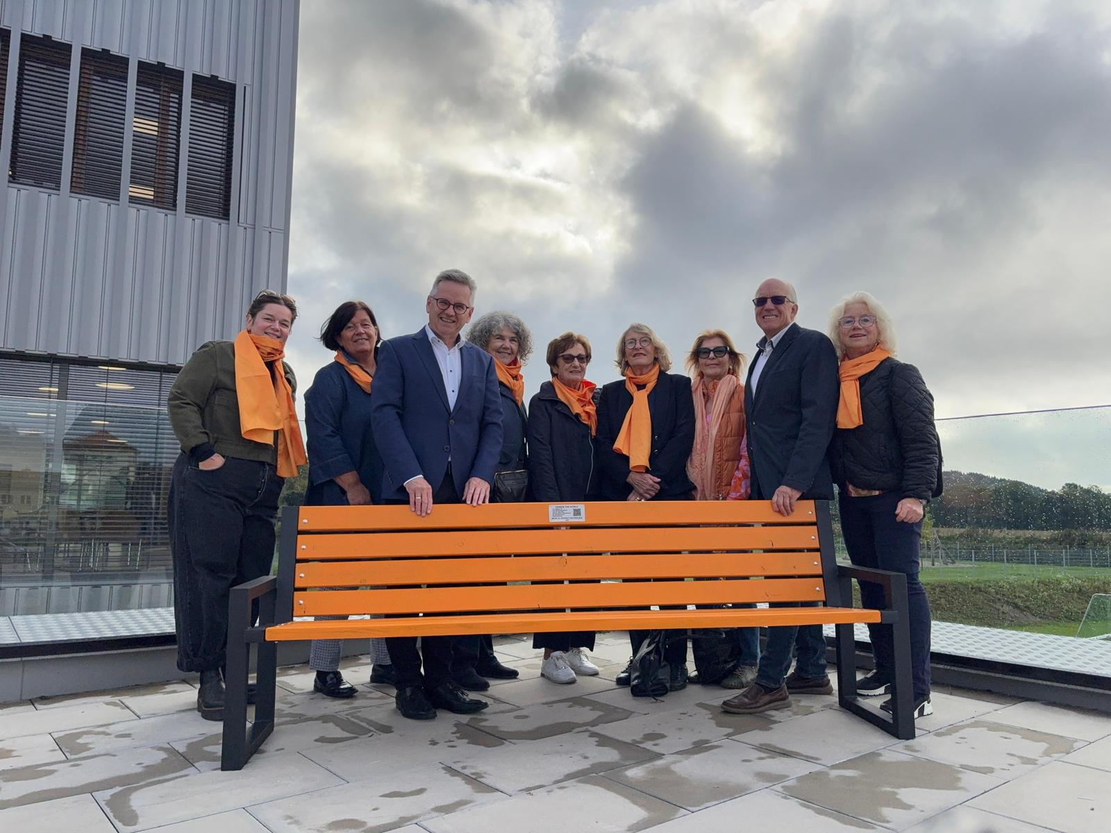 Orange Bänke als sichtbares Zeichen gegen Gewalt